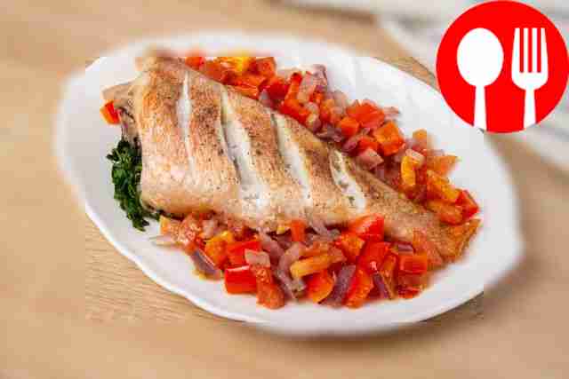 Окунь с овощами и петрушкой на противне