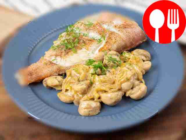 Окунь с шампиньонами и сливками на сковороде