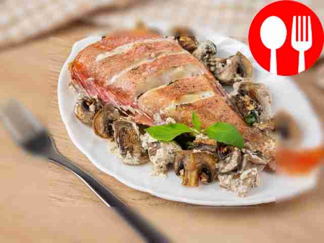 Окунь в сливочном соусе с чесноком, шампиньонами и базиликом