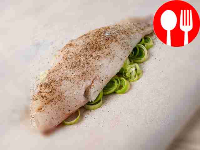 Подготовьте противень для запекания: застелите...