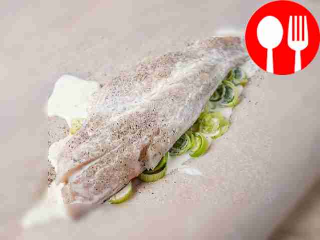 Измельчите чеснок в прессe и соедините его со...