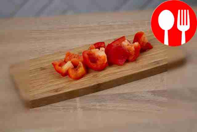 На разделочной доске нарежьте болгарский...