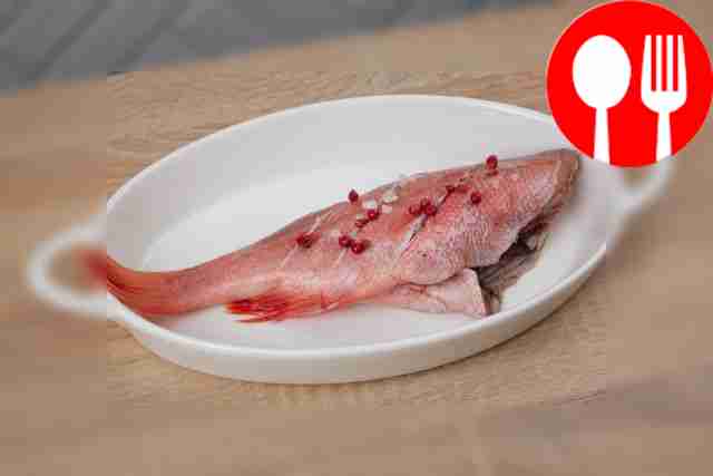 Смажьте форму для запекания растительным...