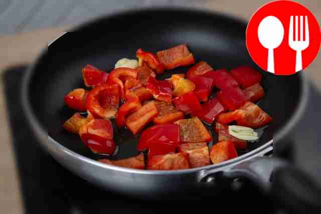 Возьмите большую сковороду и смажьте её...