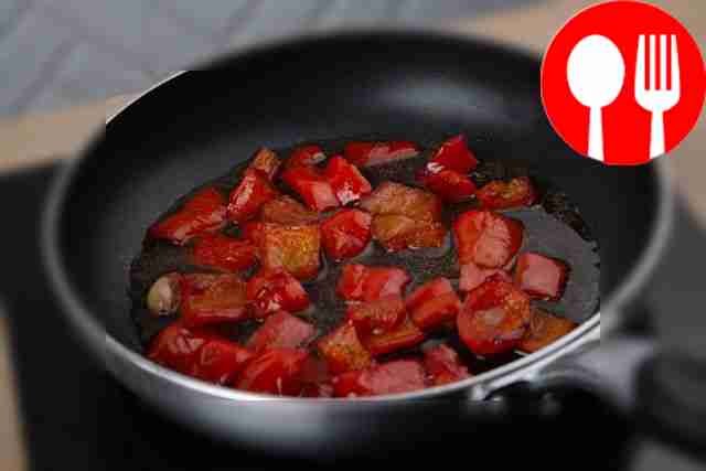 Залейте овощи красным вином, доведите до...