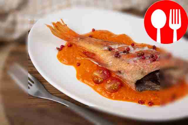 Окунь под соусом из болгарского перца и красного вина