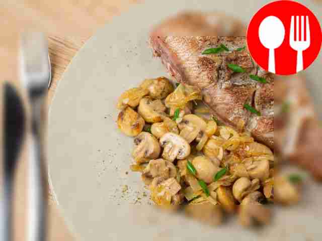 Окунь с шампиньонами и луком на сковороде