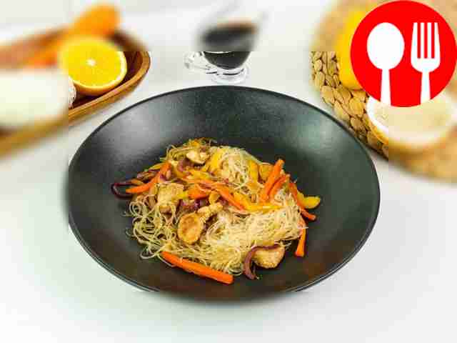 Warm salad with funchose, chicken and vegetables