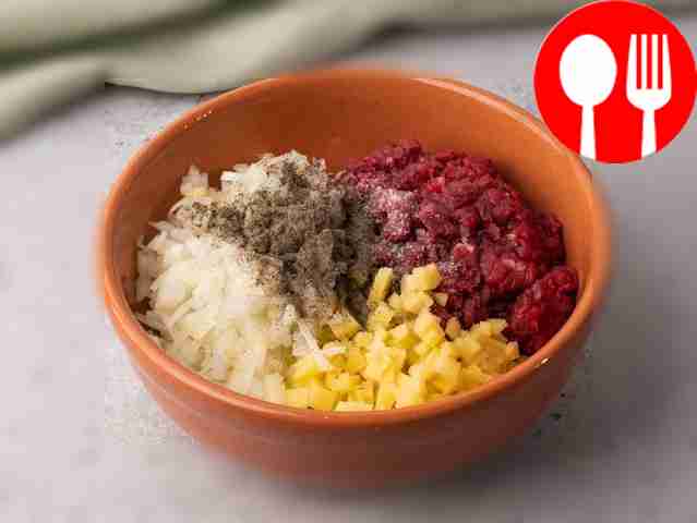 Мясо, лук и картофель нарежьте мелкими...