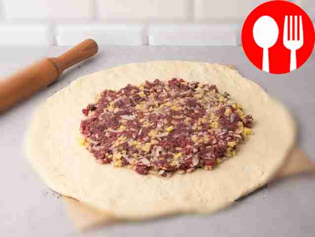 Распределите начинку по тесту, накройте её...