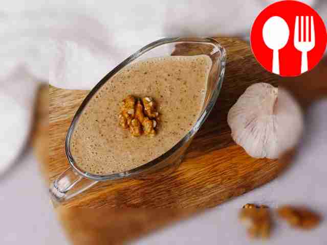 Соус на основе аджики с грецкими орехами и винным уксусом