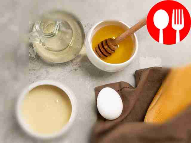 Разрежьте багет на порционные ломтики толщиной...