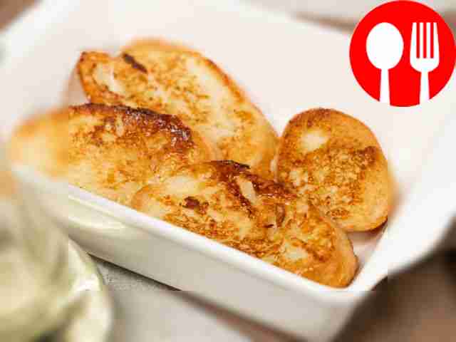 Подготовьте тосты. Смажьте форму для запекания...