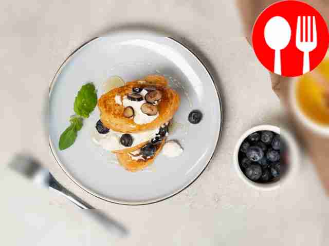 Подавайте тосты с медом, украшая их ложкой...