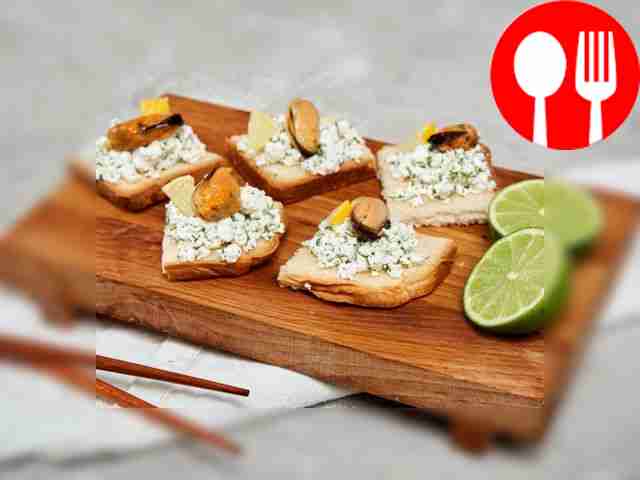 Toast with mussels