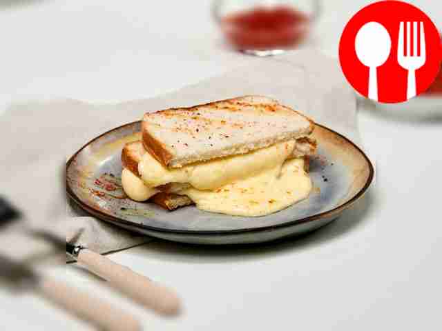 Тост с моцареллой