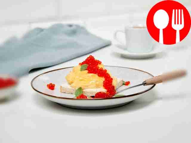 Тост с красной икрой