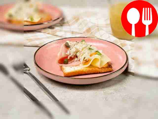 Toast with sauerkraut