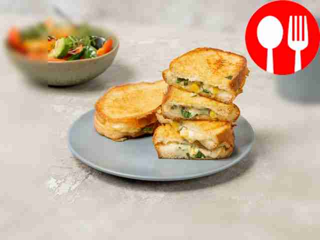 Тост с консервированной кукурузой