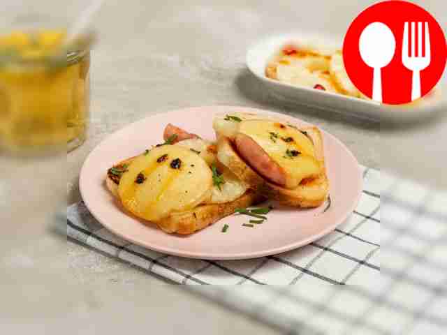 Тост с консервированным ананасом