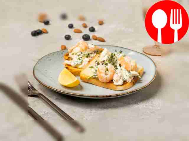 Тост с королевскими креветками