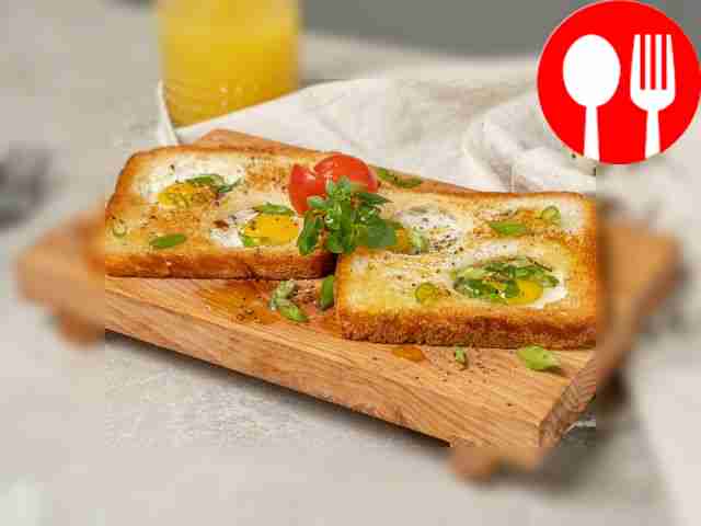 Тост с перепелиным яйцом