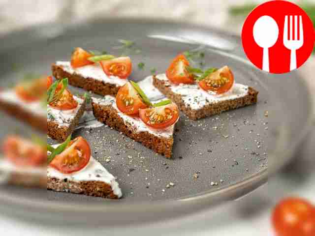 Тост с помидорами черри