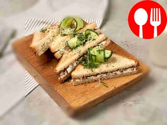 Тост со свежей зеленью