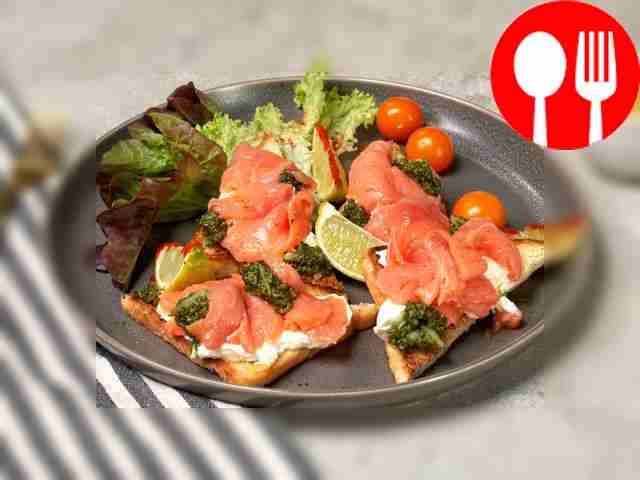 Тост с соусом песто