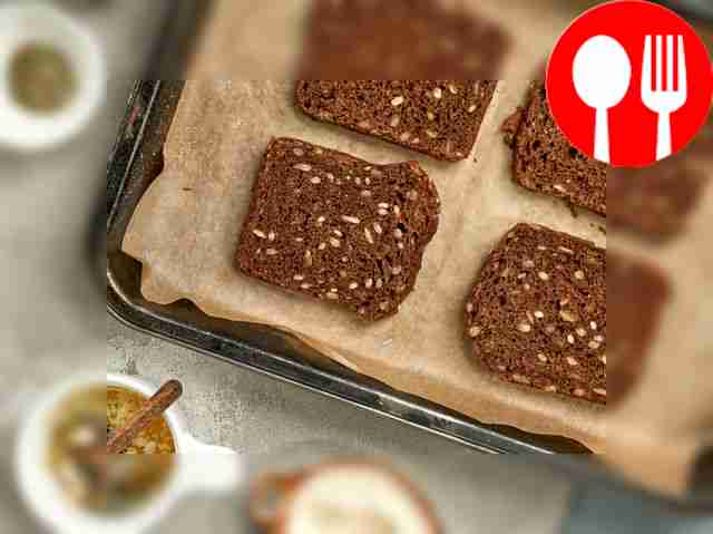 Подготовьте хлеб к запеканию. В миске среднего...