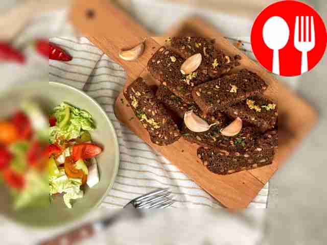 Подавайте тосты с сушеным чесноком сразу после...