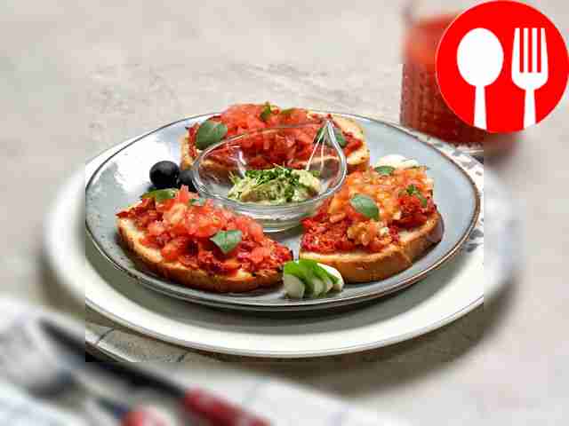 Тост с томатной пастой
