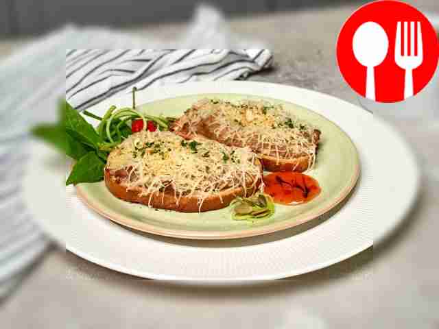 Toast with minced turkey