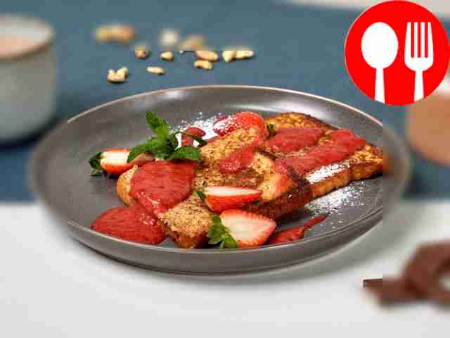 Тост с замороженной клубникой