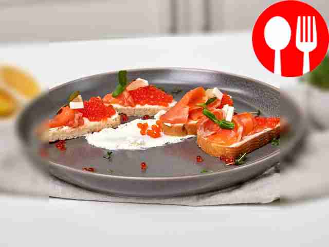 Тост со слабосоленой семгой