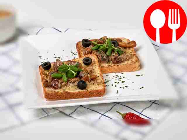 Тост с замороженными лесными грибами