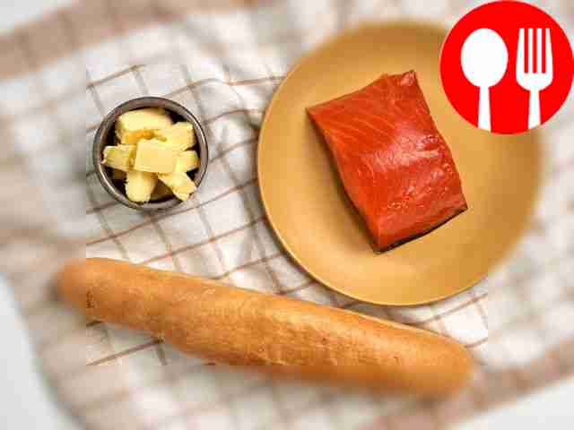 Разрежьте багет на длинные ломти по диагонали....