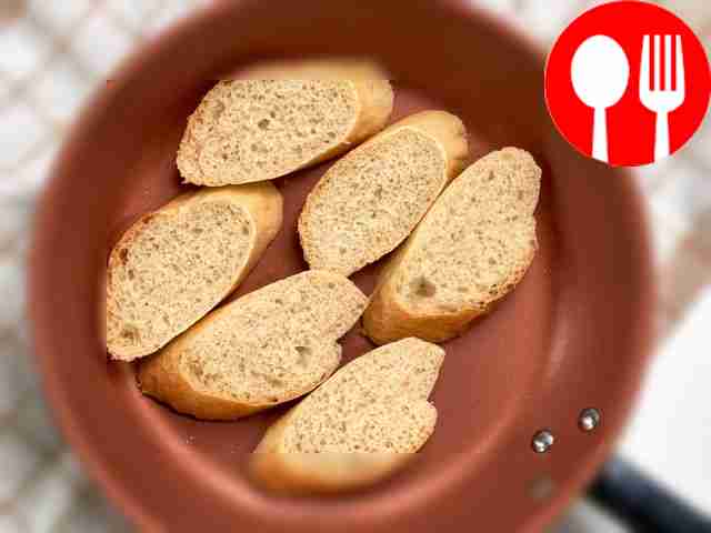 Поджарьте хлеб: положите ломтики на сухую...