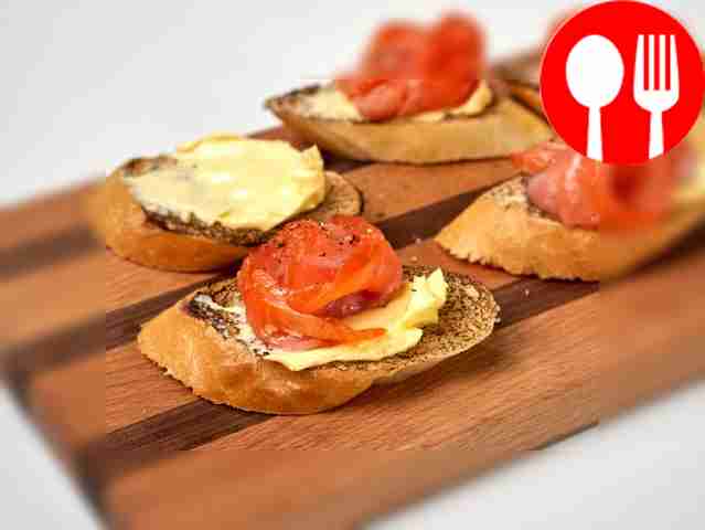 Приготовьте тосты и намажьте их сливочным...