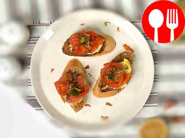 Посыпьте тосты мелко нарезанным укропом.