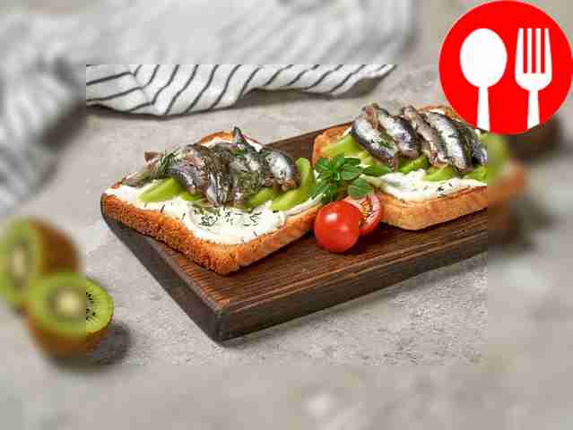 Тост с рыбными консервами