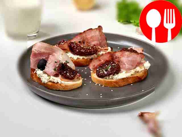 Тост с сырокопченым беконом