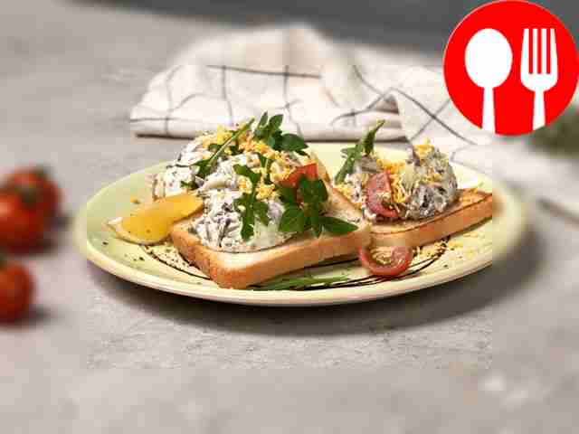 Тост с маринованными корнишонами