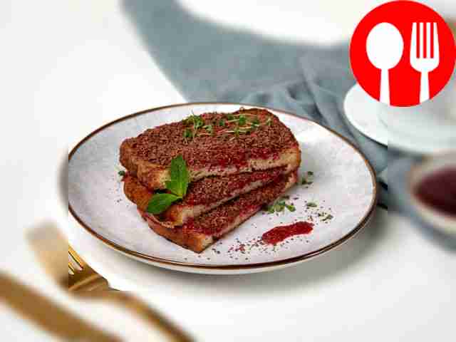 Тост с ягодным пюре