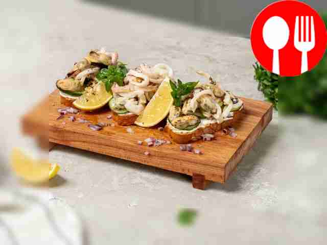 Тост с коктейлем из морепродуктов в рассоле