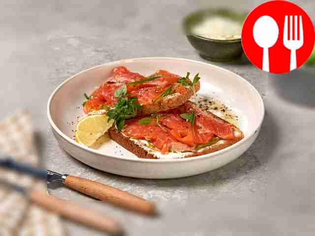 Тост со слабосоленой форелью