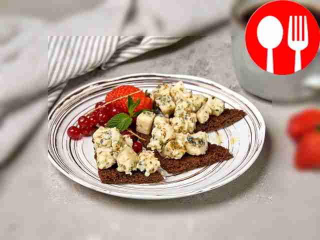 Тост с сыром дорблю