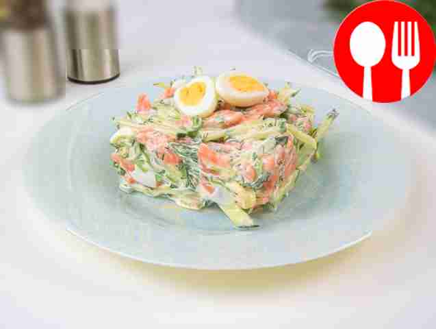 Salad with salmon and quail eggs