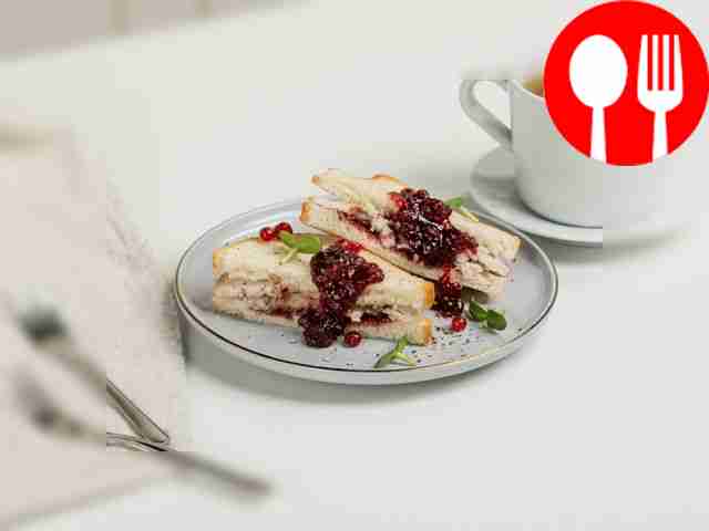 Тост с замороженной брусникой