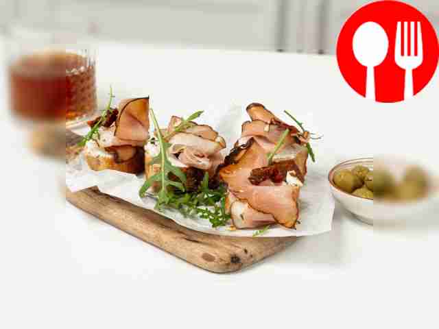 Тост с ветчиной прошутто